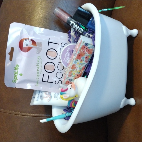 Pedicure/manicure refreshing kit in a cute claw foot tub - Picture 1 of 1